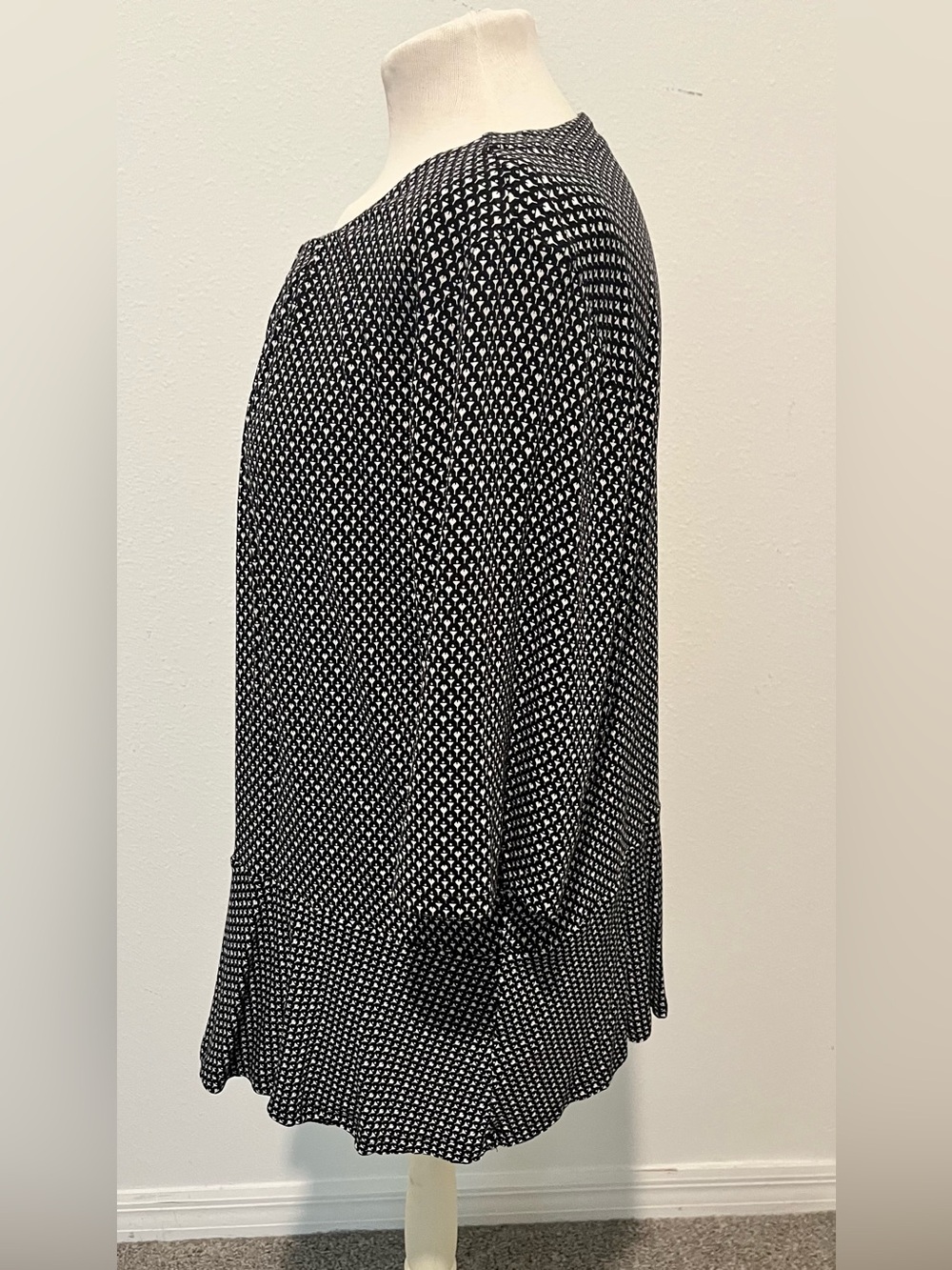 Liz Claiborne Black and White Geometric 3/4 Sleeve Career Blouse - Picture 4 of 5
